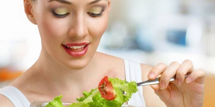 ăn salad rau để giảm cân