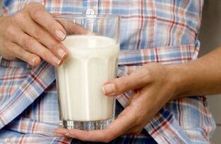 Một cô gái giảm cân bằng kefir