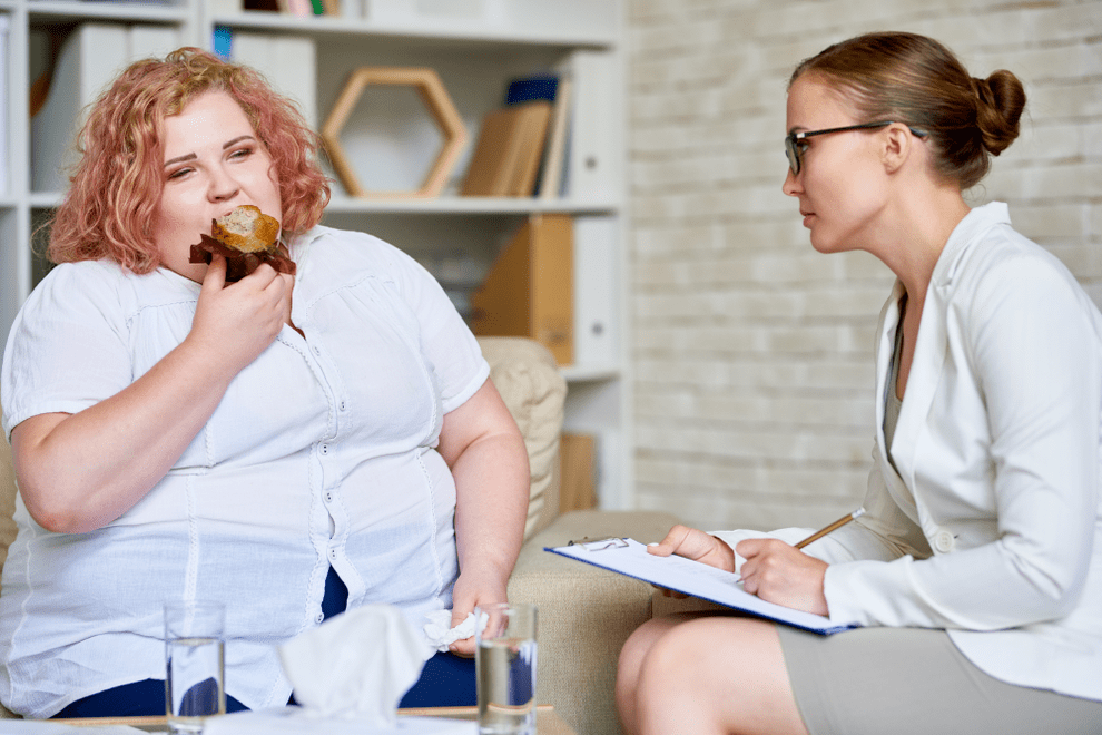 Phụ nữ thừa cân tại cuộc hẹn với bác sĩ chuyên khoa