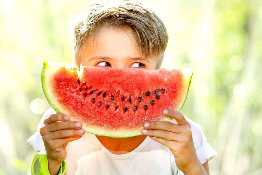 đứa trẻ ăn dưa hấu